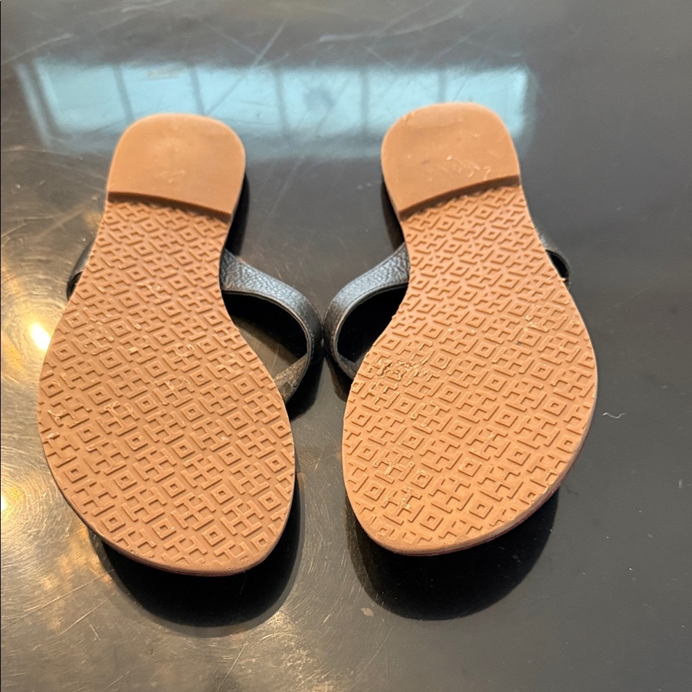 Tory Burch Black Leather Thong Sandals with Terracotta Footbed and Gold Logo - Picture 6 of 8